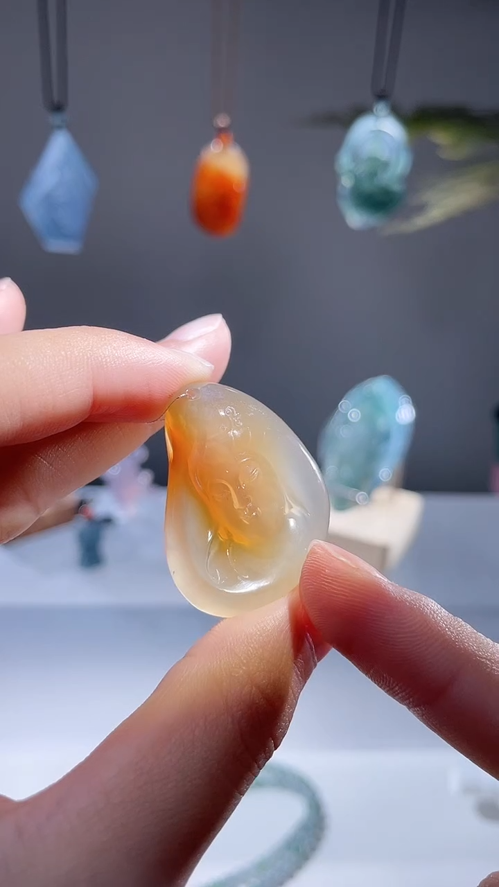 未镶嵌颈饰玛瑙/玉髓观音