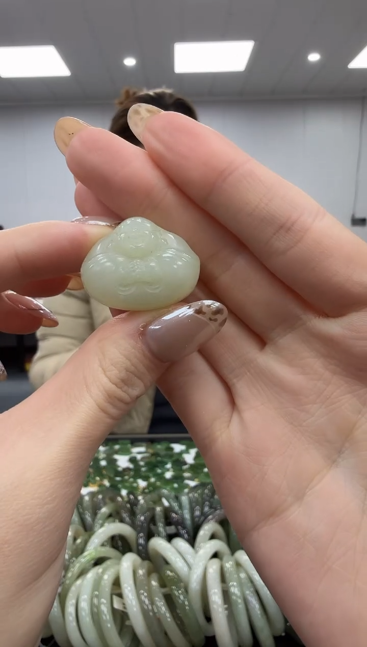 颈饰未镶嵌和田玉多样性发其一zj抱抱佛带瑕