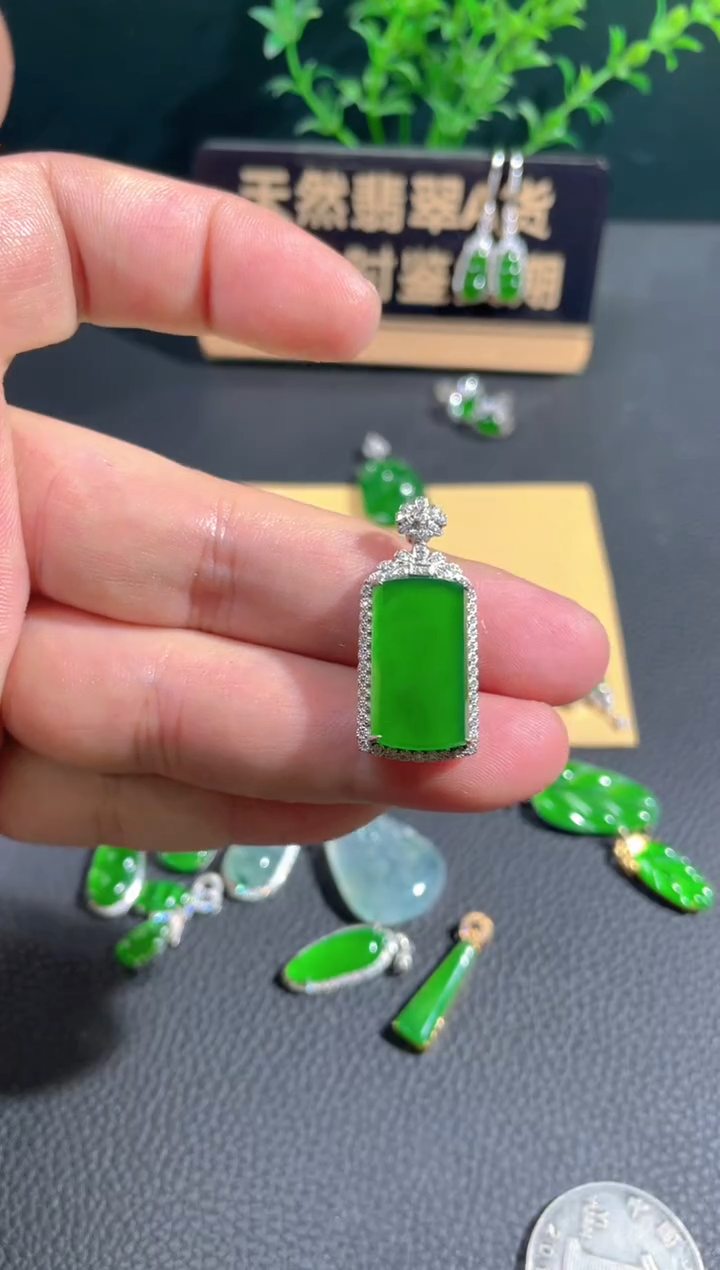 【闪购商品】翡翠颈饰18K金镶嵌翡翠