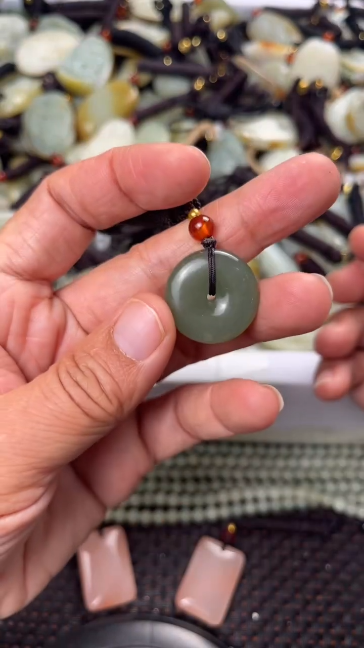 【闪购商品】和田玉颈饰未镶嵌多样性发货没有证书拍一发一有瑕