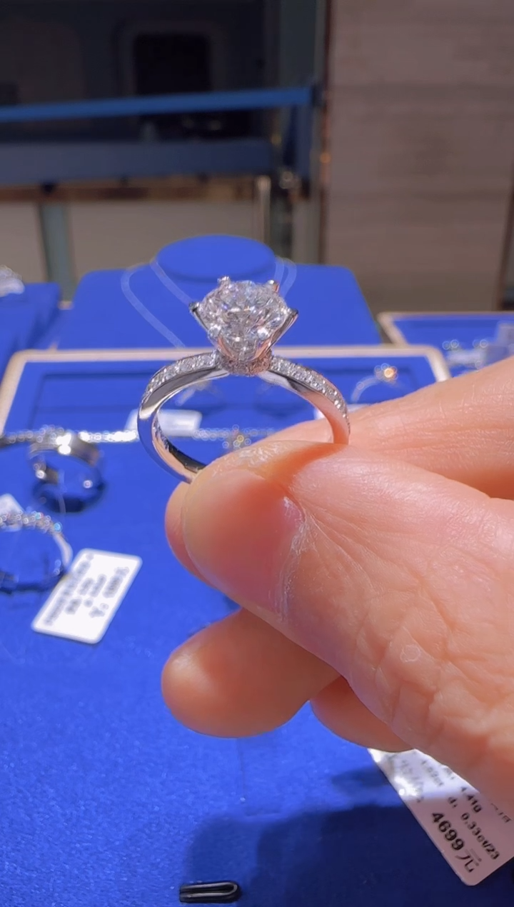 铂Pt950镶嵌实验室培育钻石戒指/指环手捧花1.5克拉18圈