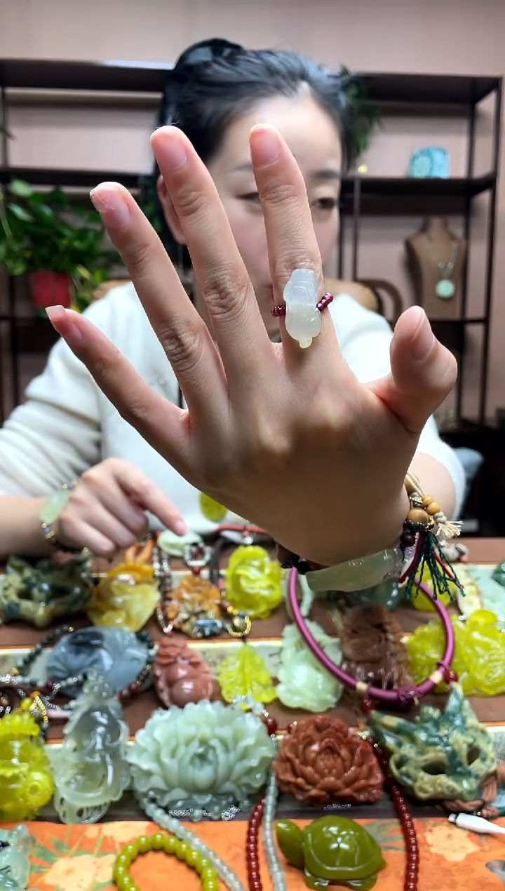 未镶嵌岫玉吊坠多样性发货发其中之一