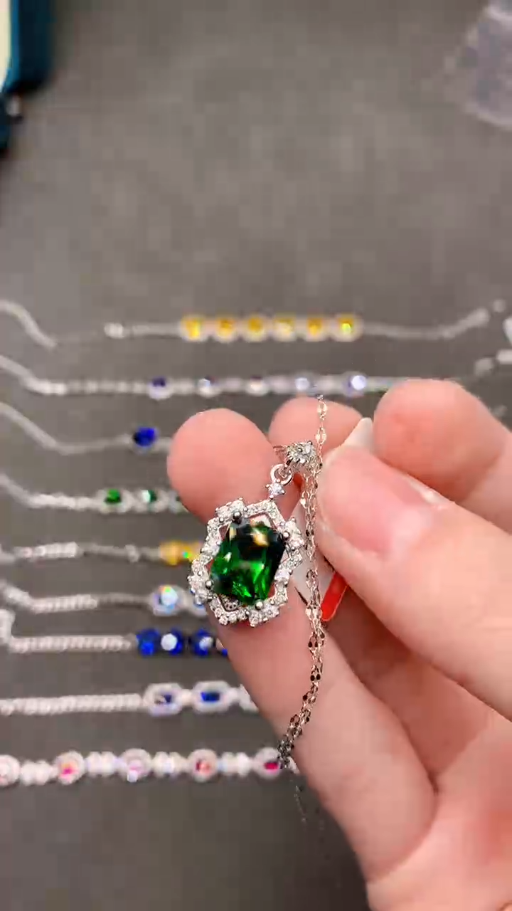 【闪购商品】透辉石吊坠银S925镶嵌.......