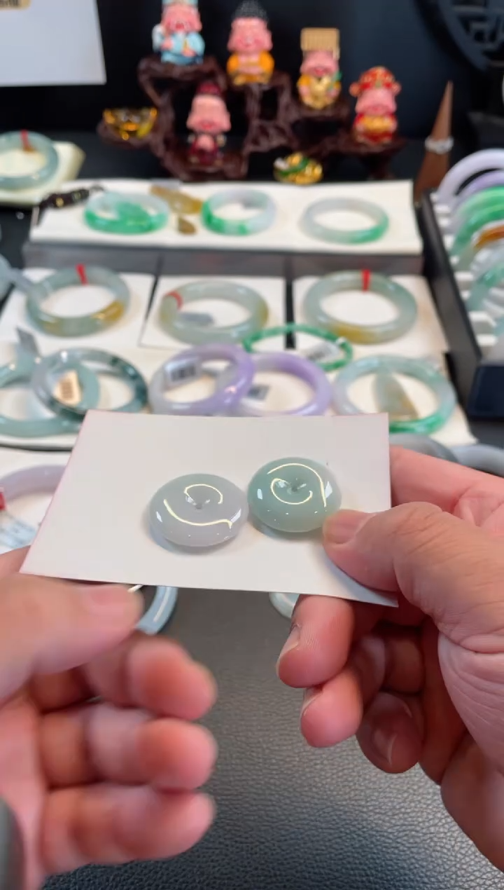 翡翠手镯未镶嵌似*星有纹裂