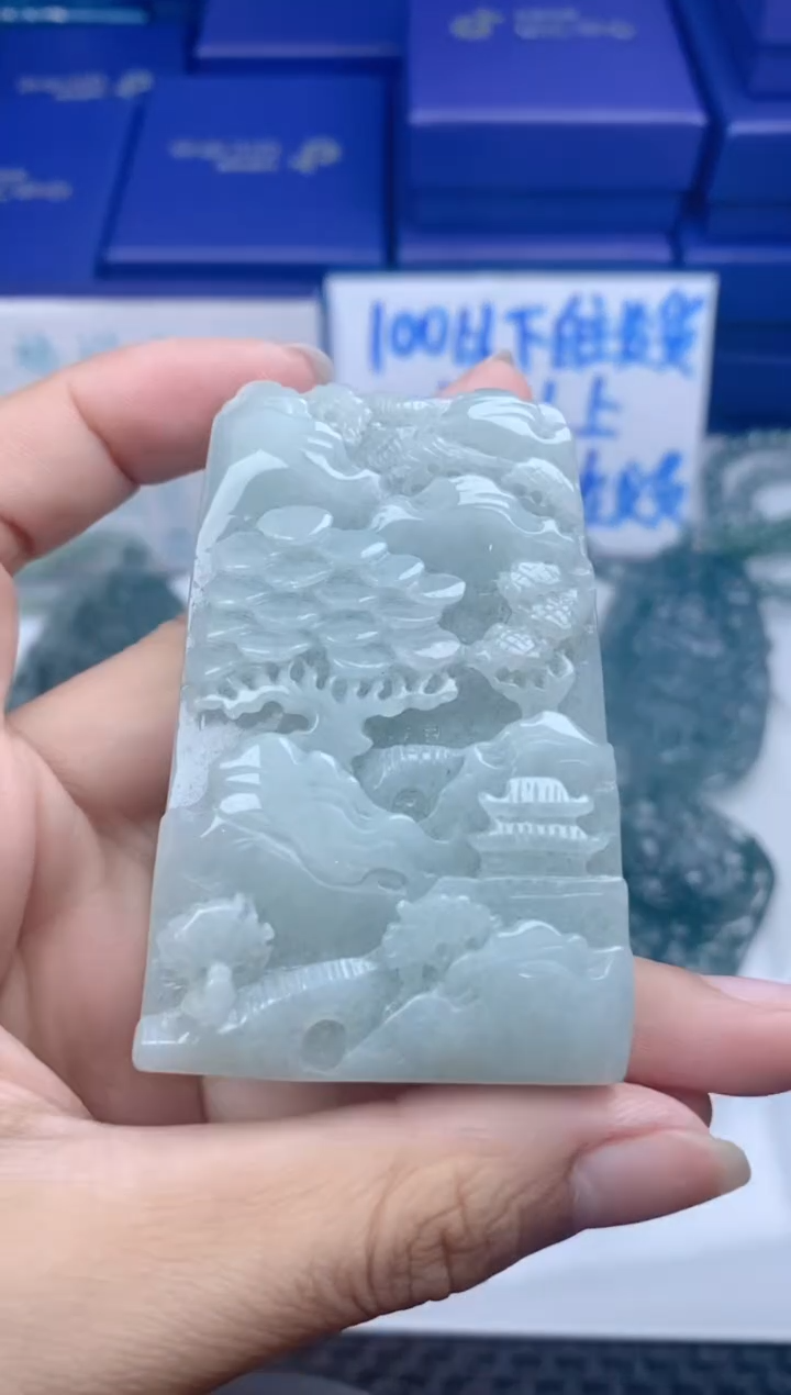 翡翠未镶嵌颈饰 