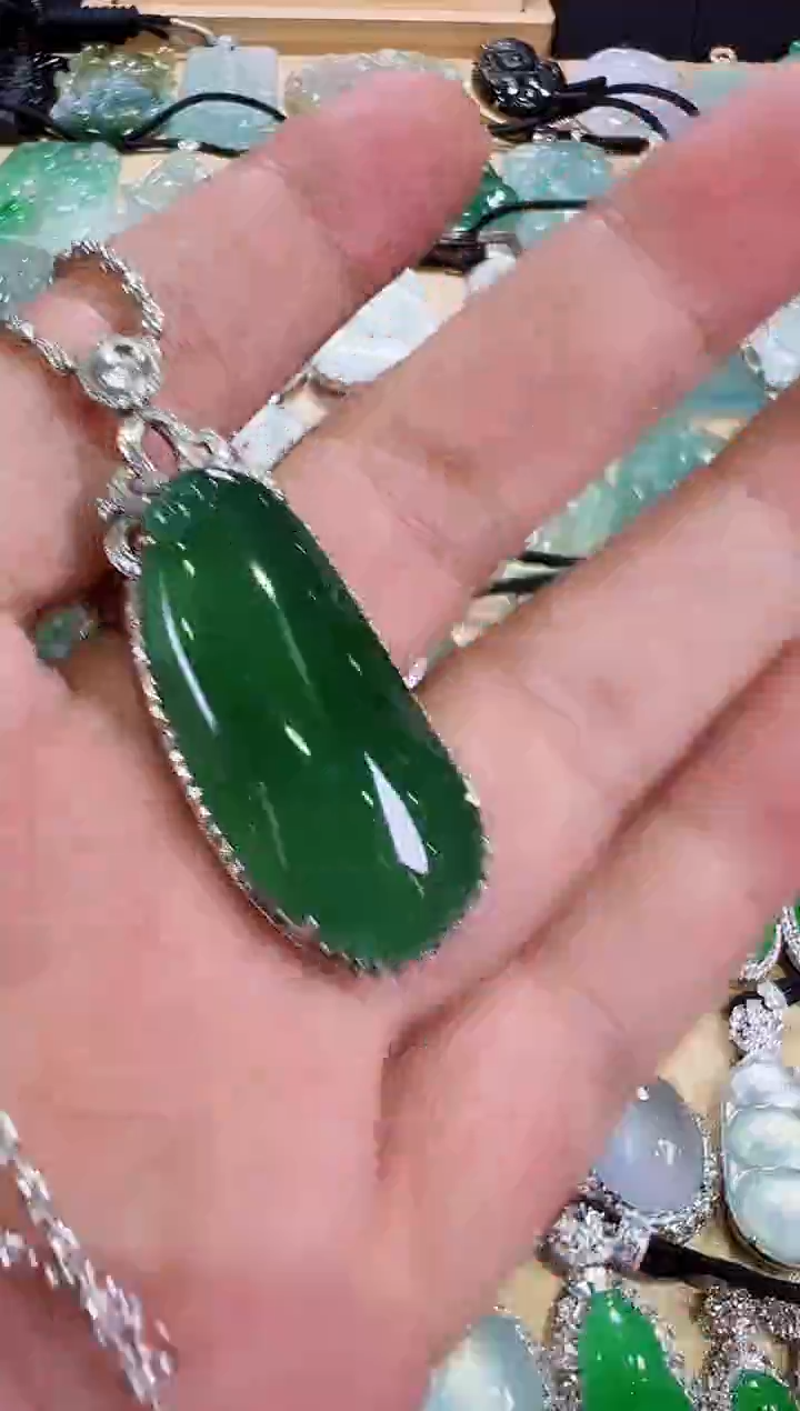 颈饰18K金镶嵌翡翠天然缅甸翡翠