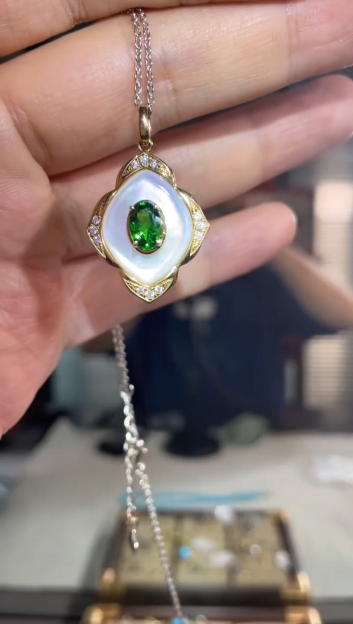 【闪购商品】石榴石（沙弗莱）吊坠(赠链)18K金镶嵌贝母宫廷风吊坠