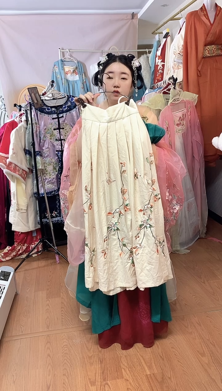 孤品汉服，品质特价，偶有微瑕，NO退NO换，介意勿拍