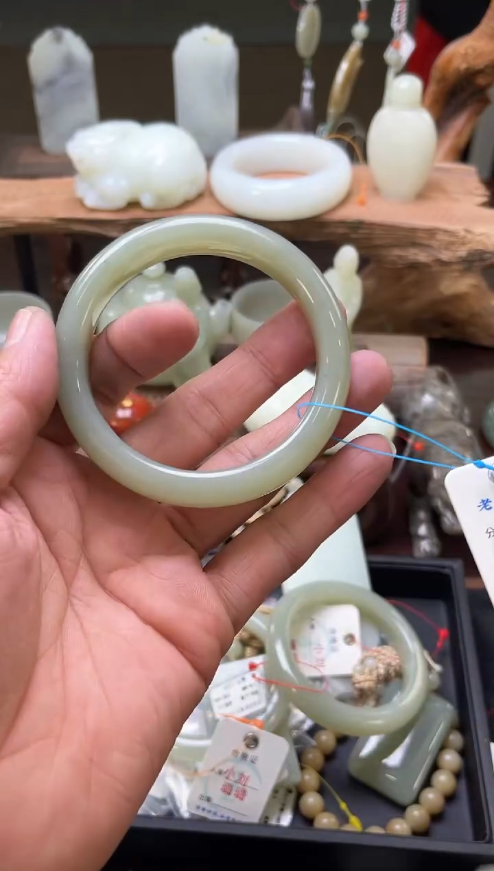 【闪购商品】和田玉手镯未镶嵌且末青白手镯 60圈9006817