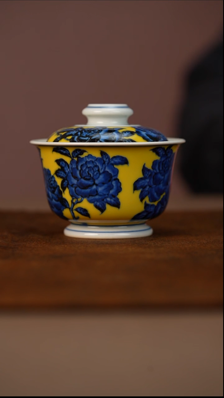 瓷又见春风青花黄地玫瑰花盖碗