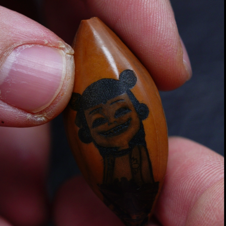 【哪吒】线刻单颗手机挂件核雕