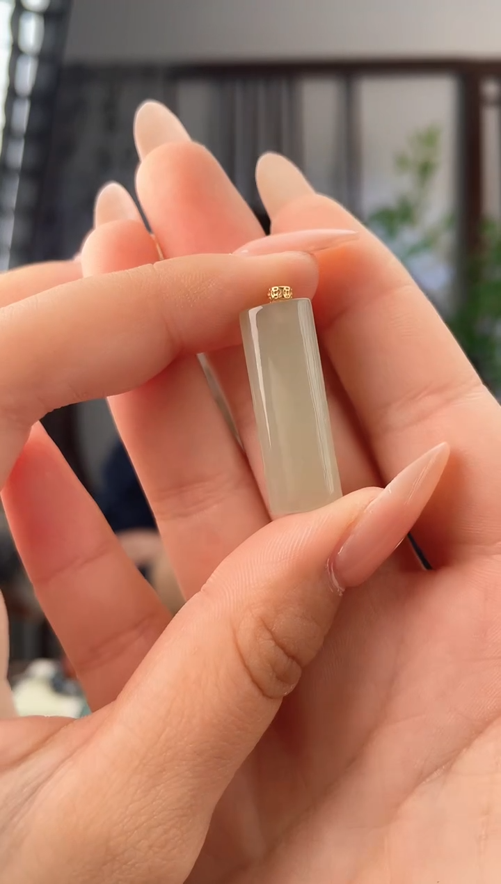 颈饰18K金镶嵌和田玉无事牌 p 赠链