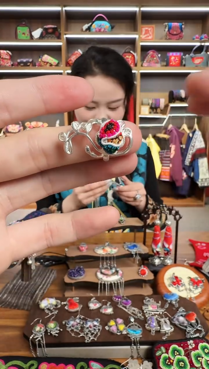 【闪购商品】织绣149蒙阿苏苗绣传承