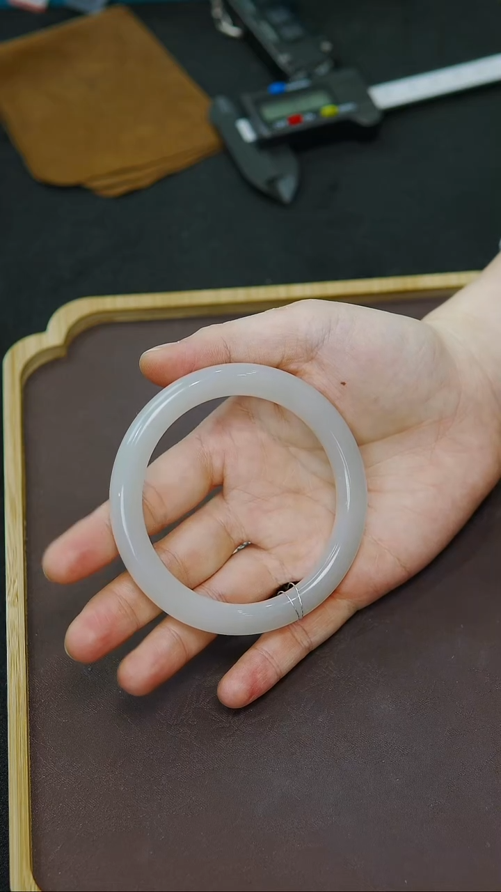 未镶嵌手镯和田玉61圈口胖圆条冰烟紫手镯