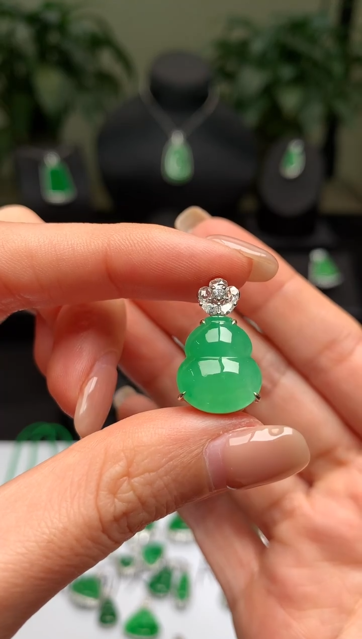 颈饰18K金镶嵌翡翠葫芦