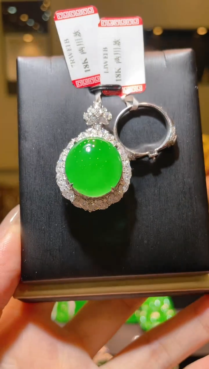 【闪购商品】翡翠吊坠(赠链)18K金镶嵌A40