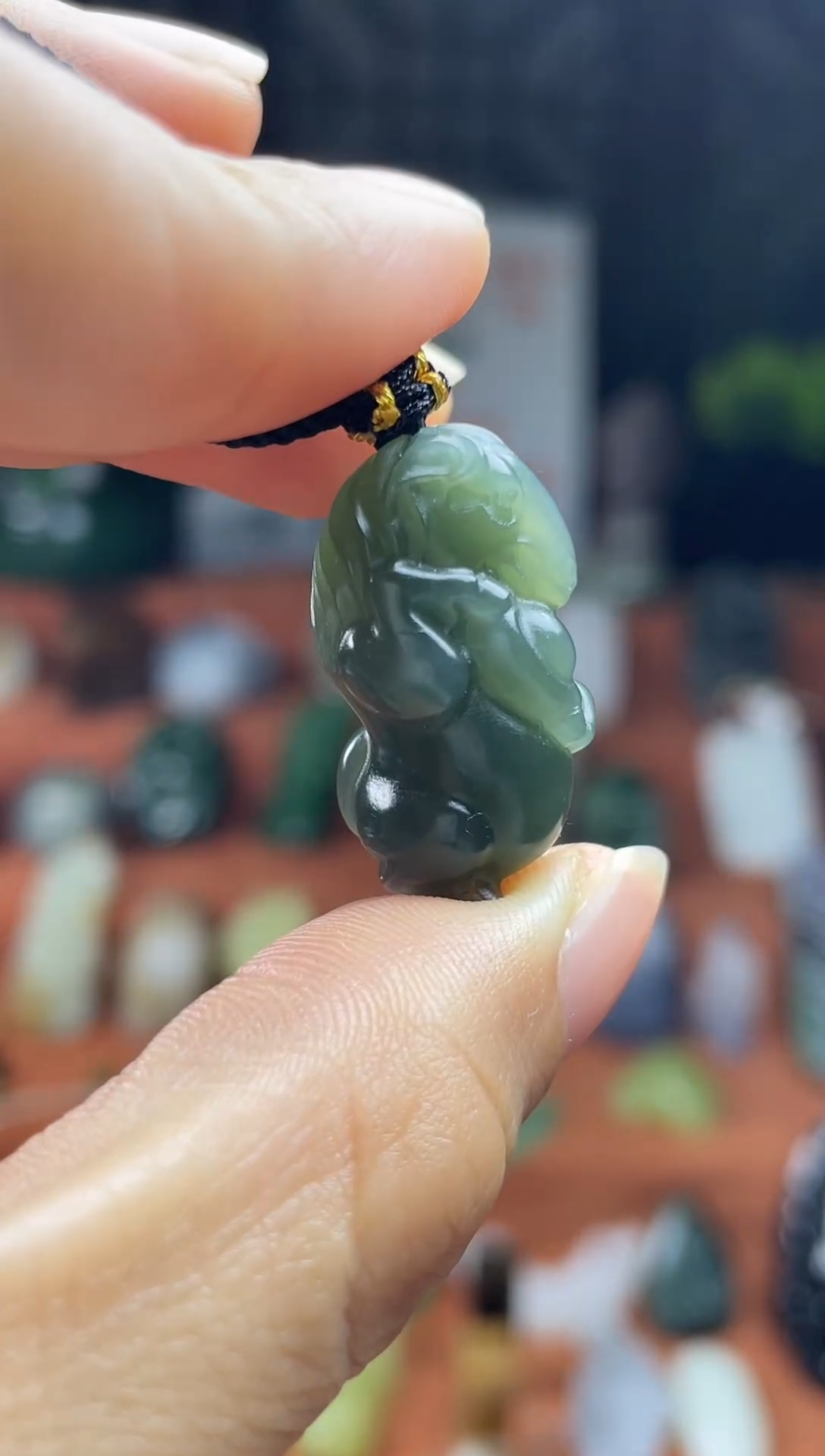 颈饰未镶嵌和田玉新疆且末蓝马上发财通孔带证书