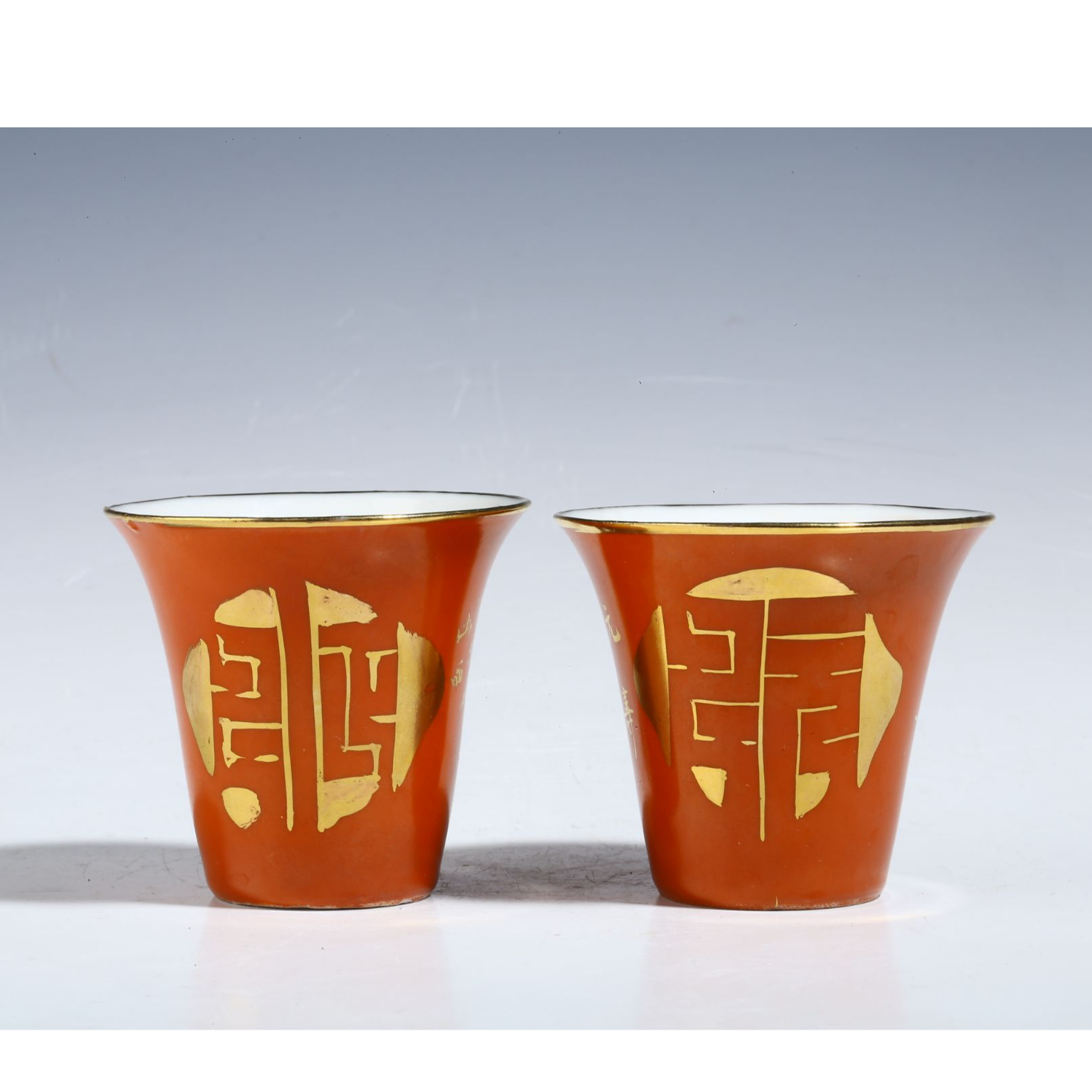 【拍卖-民国】·珊瑚红地金彩金石纹马蹄杯一对