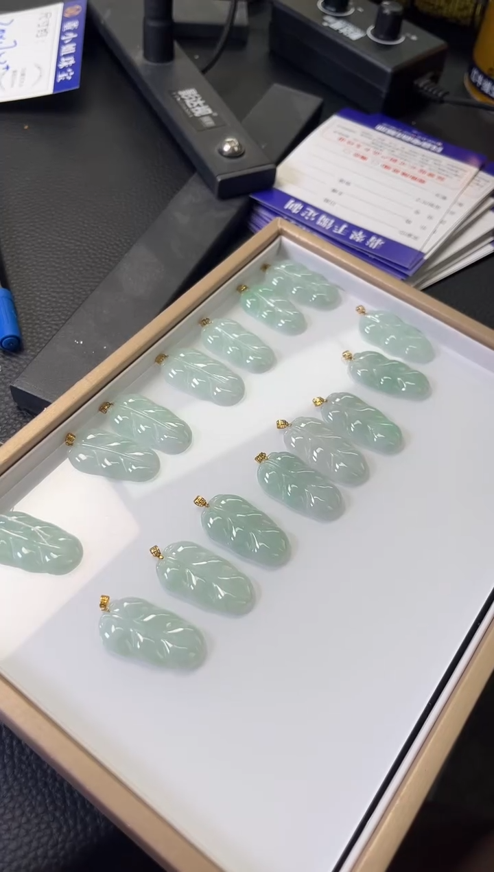 翡翠18K金镶嵌颈饰V19/多样性发一件/配绳子