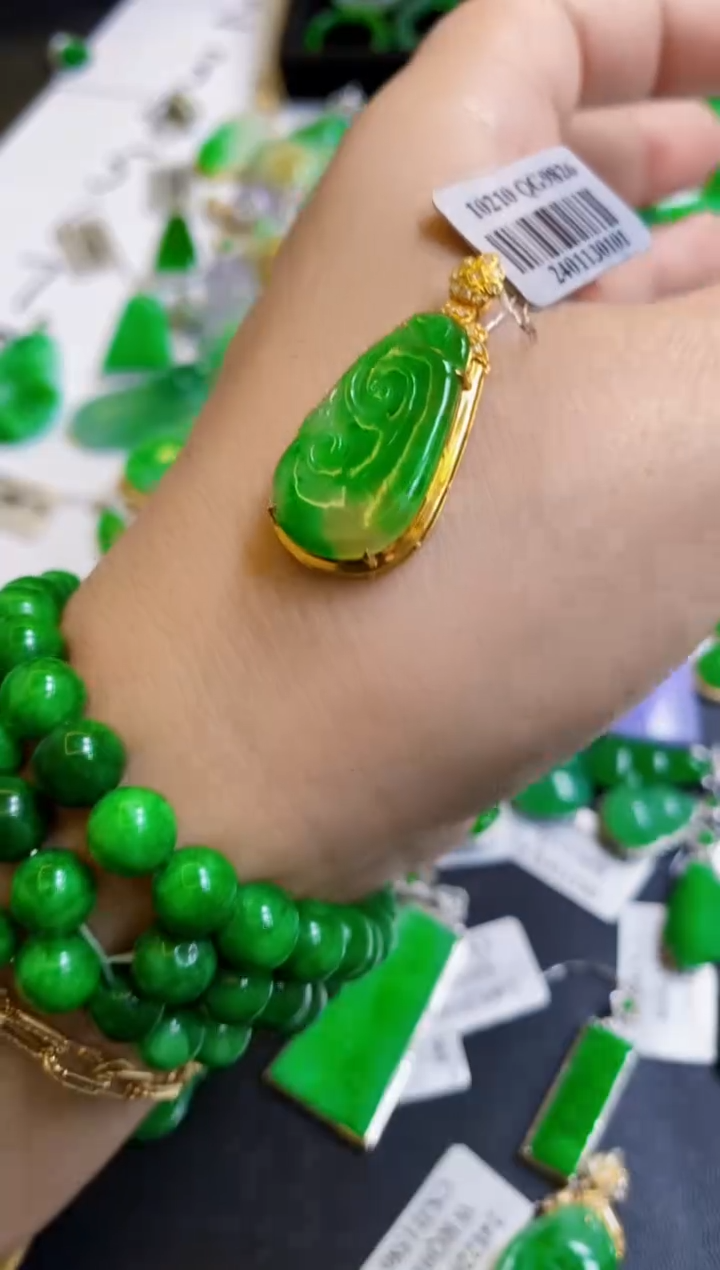 【闪购商品】翡翠颈饰18K金镶嵌无如意