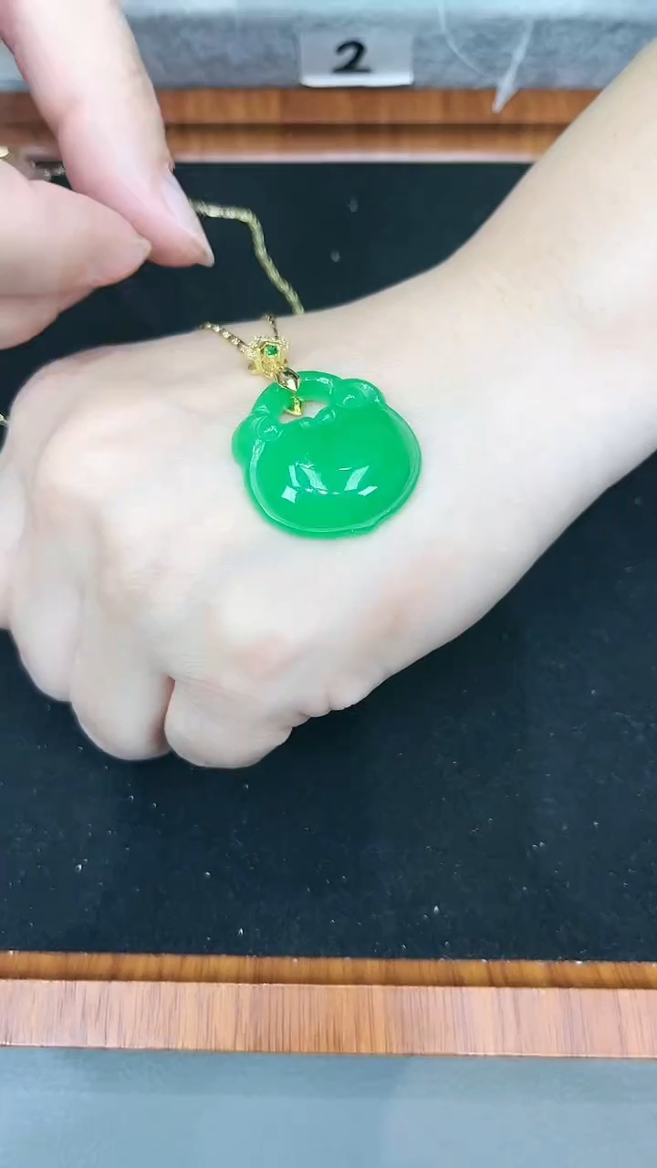 【闪购商品】砖雕h8 辣阳绿如意锁吊坠