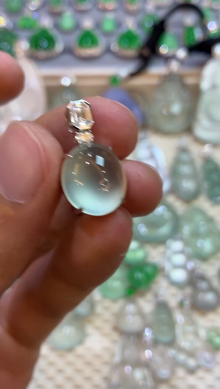 吊坠(不含链)18K金镶嵌翡翠蛋面