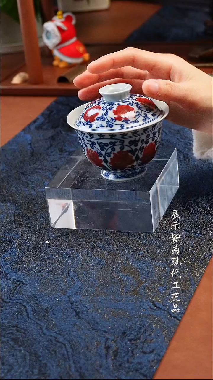 柚野王牌釉里红缠枝莲盖碗