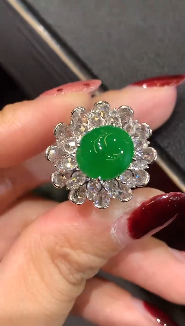 18K金镶嵌戒指翡翠多样性发其一