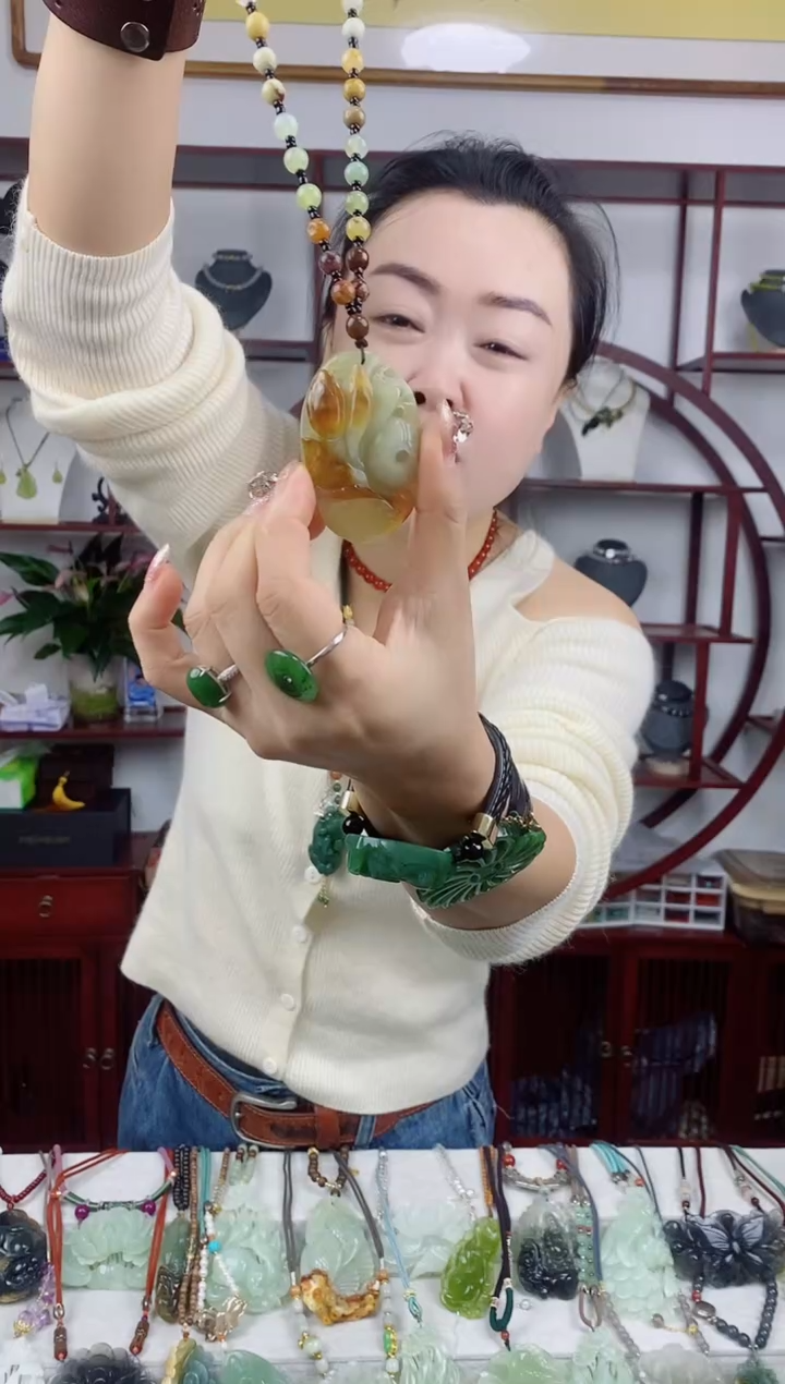 未镶嵌岫玉颈饰1