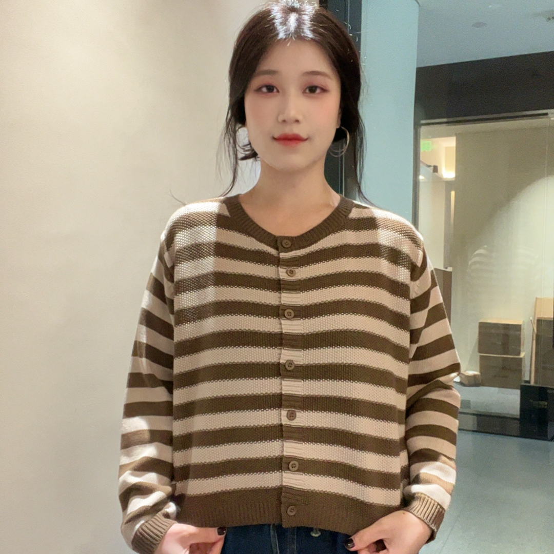 2025秋冬新款百搭时尚条纹圆领长袖毛针织衫女短款拼色上衣宽松