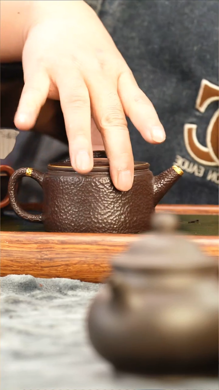 茶壶紫砂茄皮紫泥描金锤纹汉瓦 