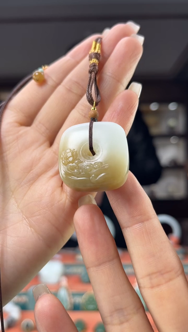 颈饰未镶嵌和田玉佩佩