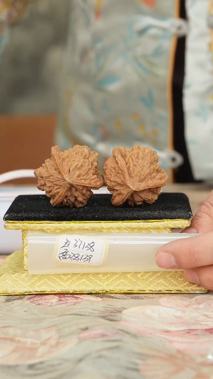 【闪购商品】文玩核桃把件盘山三棱