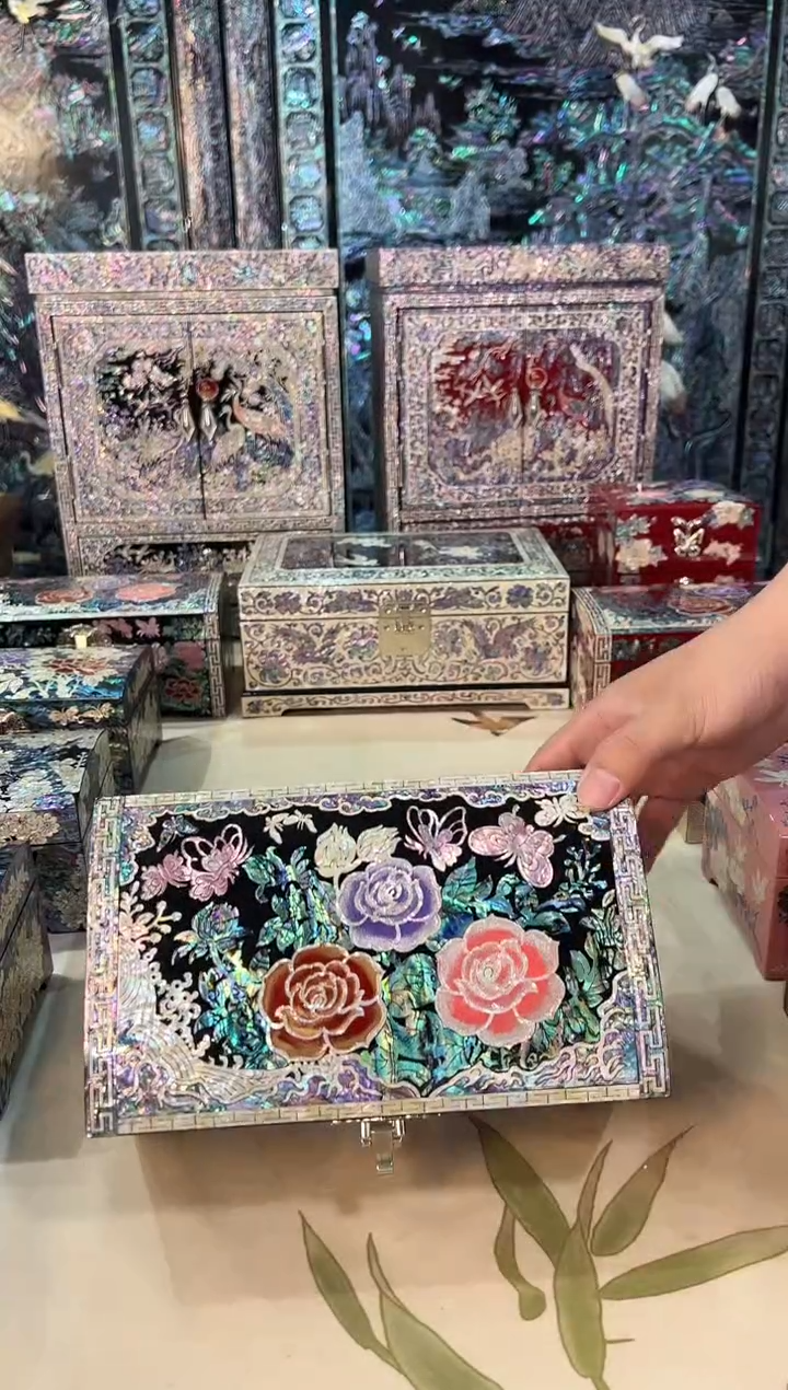 黑底全满螺·弘贝雅螺钿漆器文化馆