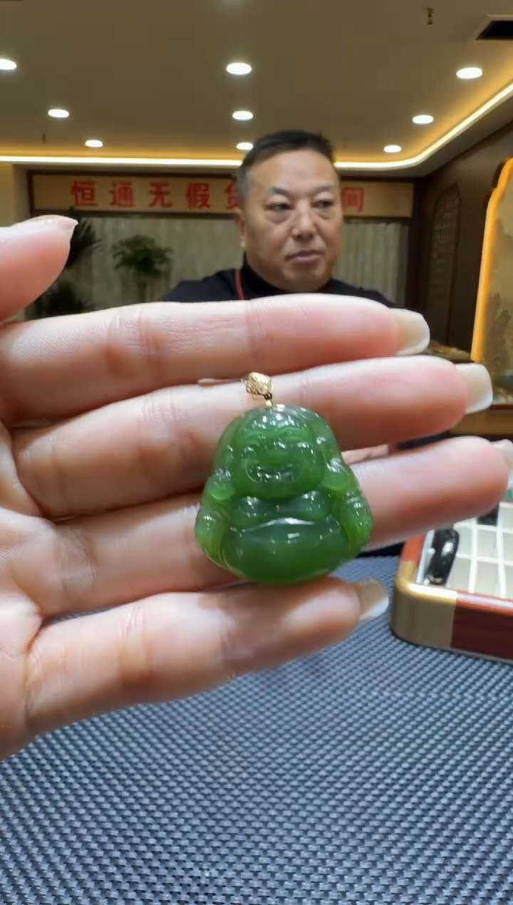 颈饰18K金镶嵌和田玉挂件