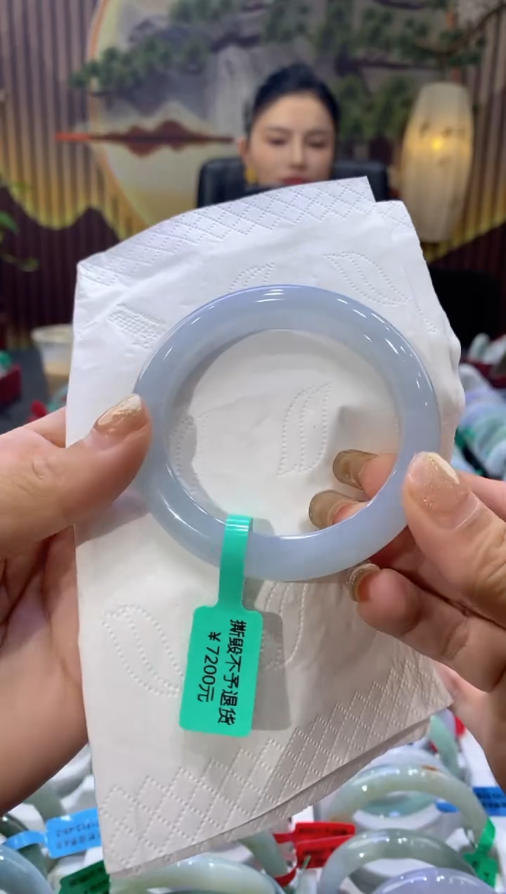 翡翠手镯未镶嵌多人05677