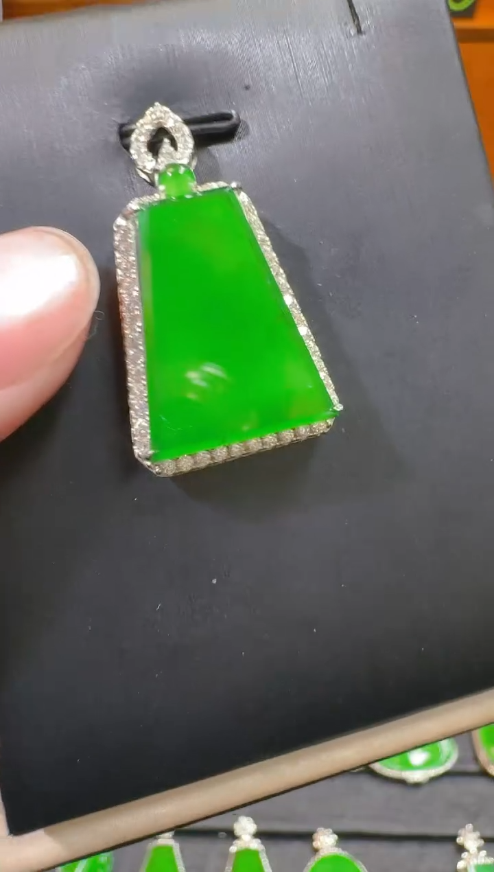 【闪购商品】翡翠吊坠(赠链)银S925镶嵌天然A货翡翠