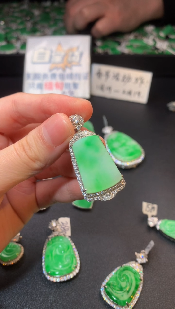 【闪购商品】翡翠颈饰银S925镶嵌翡翠