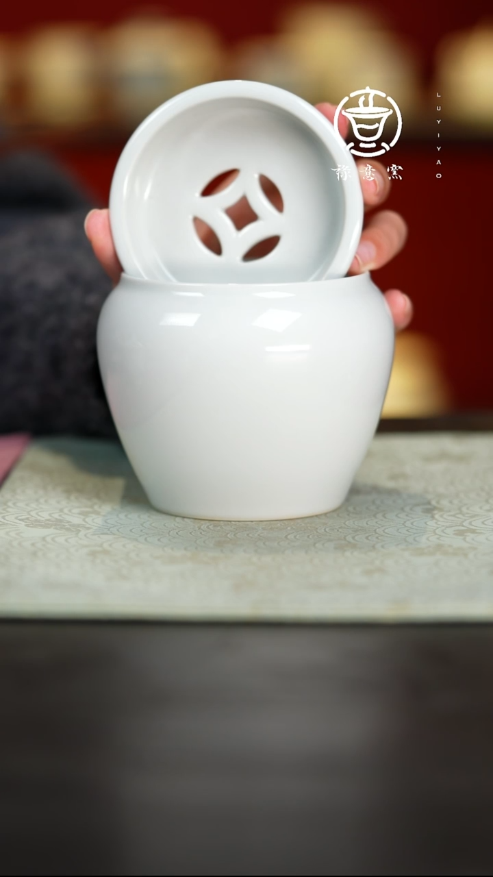 禄意窑甜白铜钱纹建水