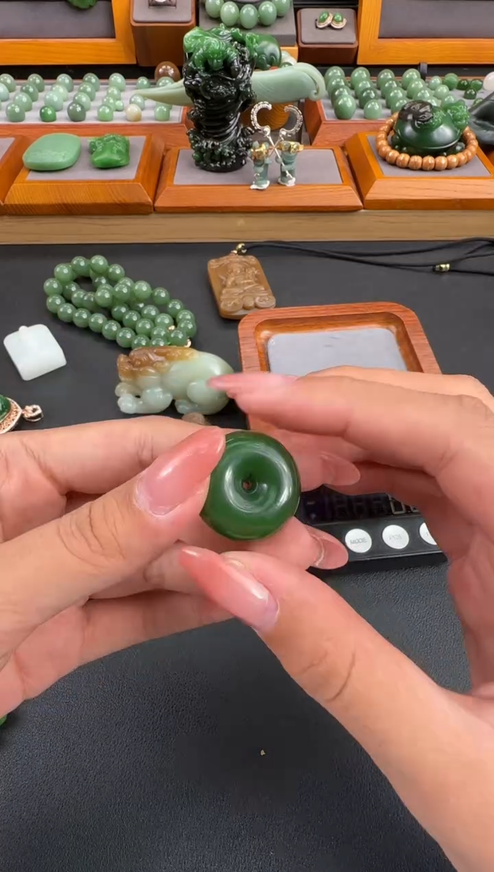 和田玉未镶嵌颈饰吊坠