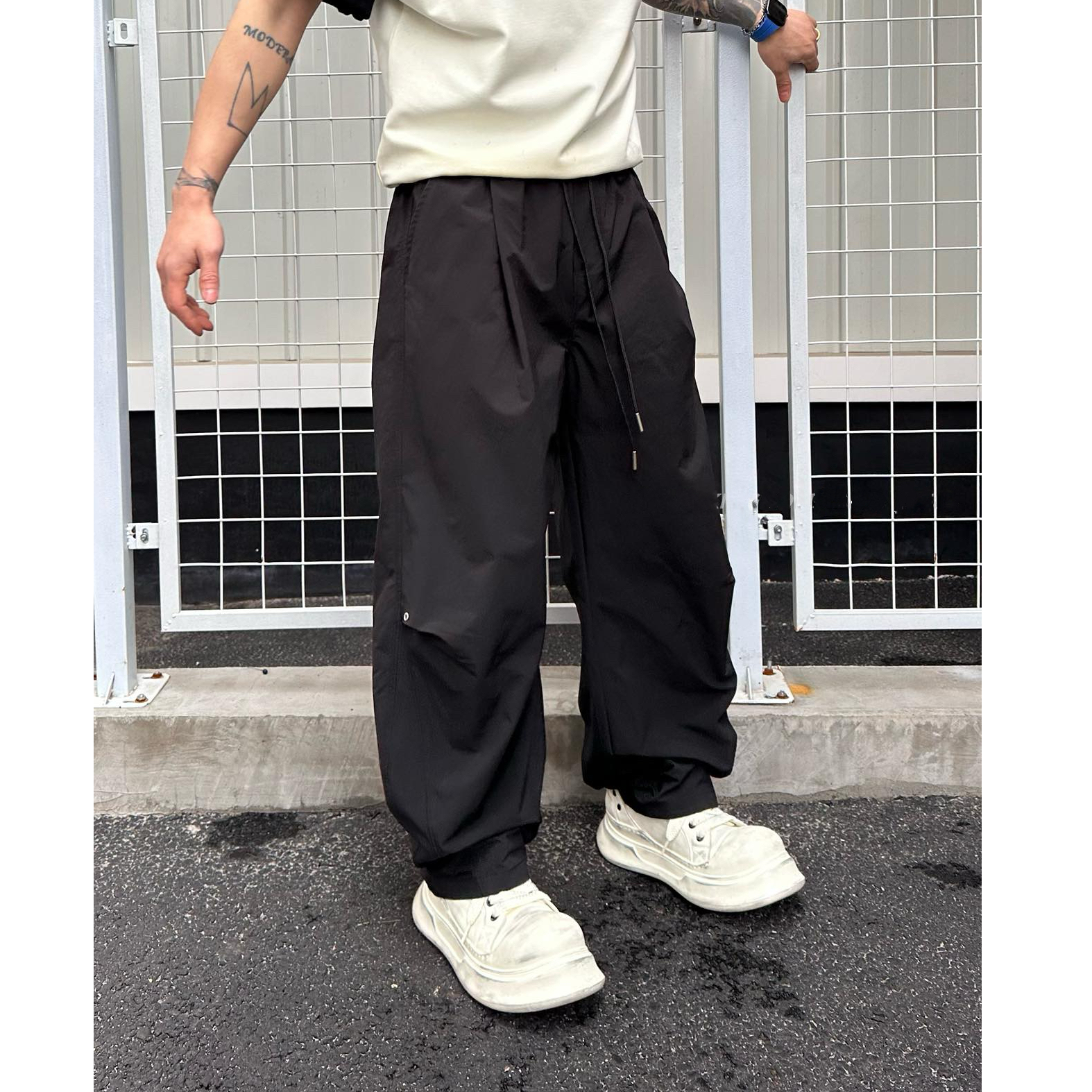 男士薄款弯刀剪裁宽松休闲裤