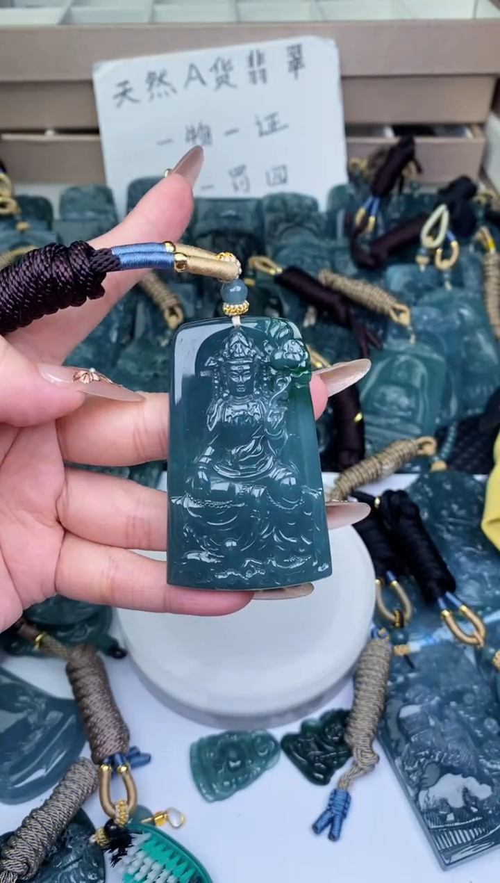 颈饰未镶嵌翡翠          