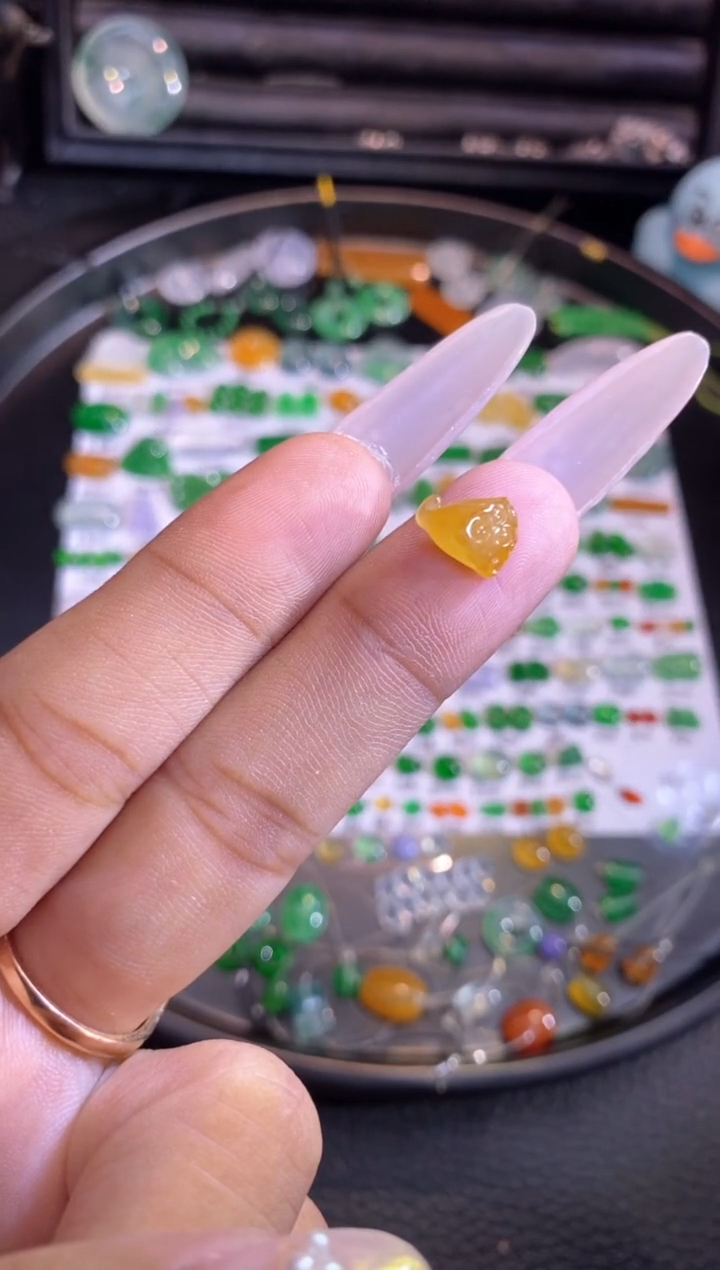 翡翠挂件未镶嵌莲蓬