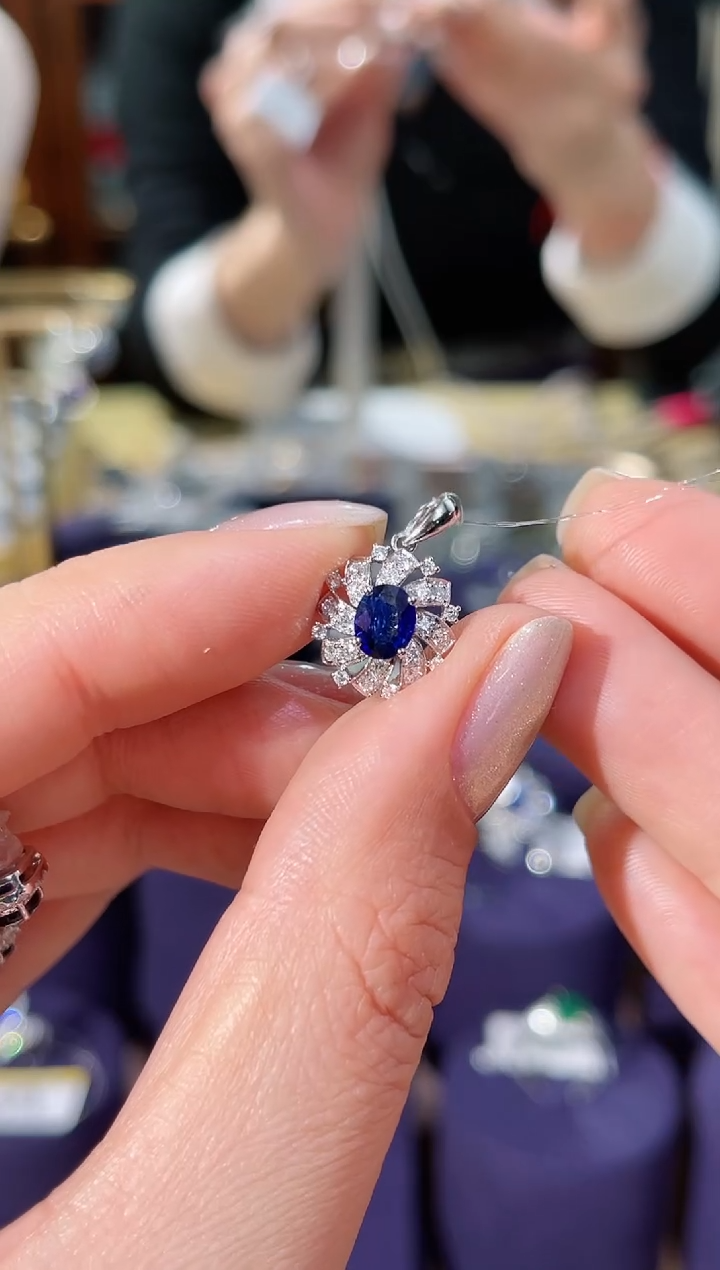 【闪购商品】蓝宝石吊坠(不含链)18K金镶嵌64分蓝宝石吊坠