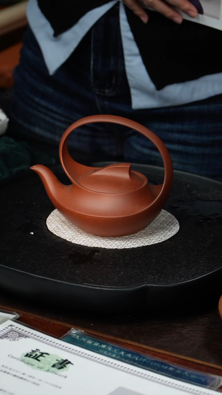 茶壶紫砂杨军保 曲壶提梁100 老紫泥 270毫升  配宝相纹木茶盘