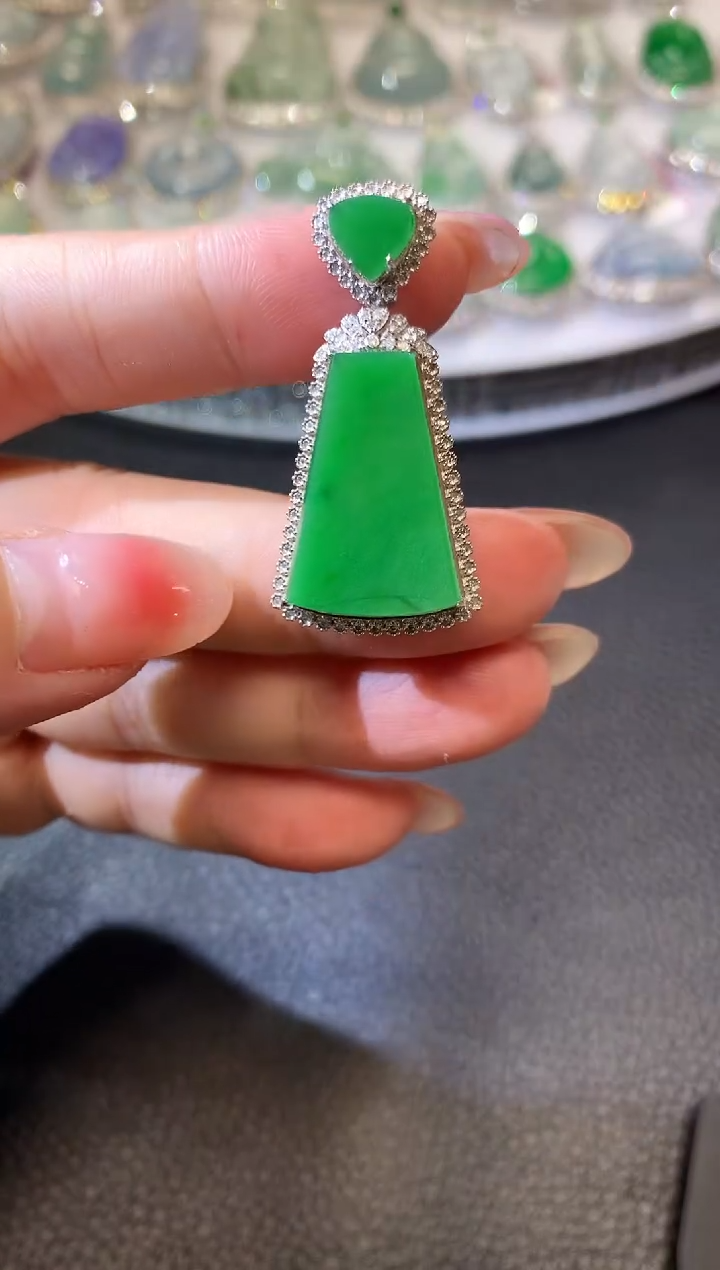 【闪购商品】翡翠吊坠(不含链)18K金镶嵌C63 