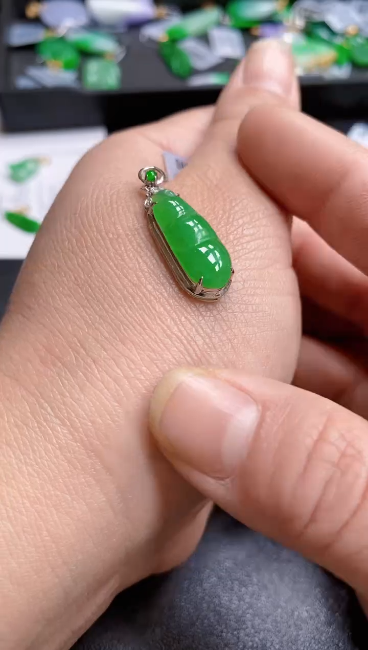 【闪购商品】翡翠颈饰18K金镶嵌豆