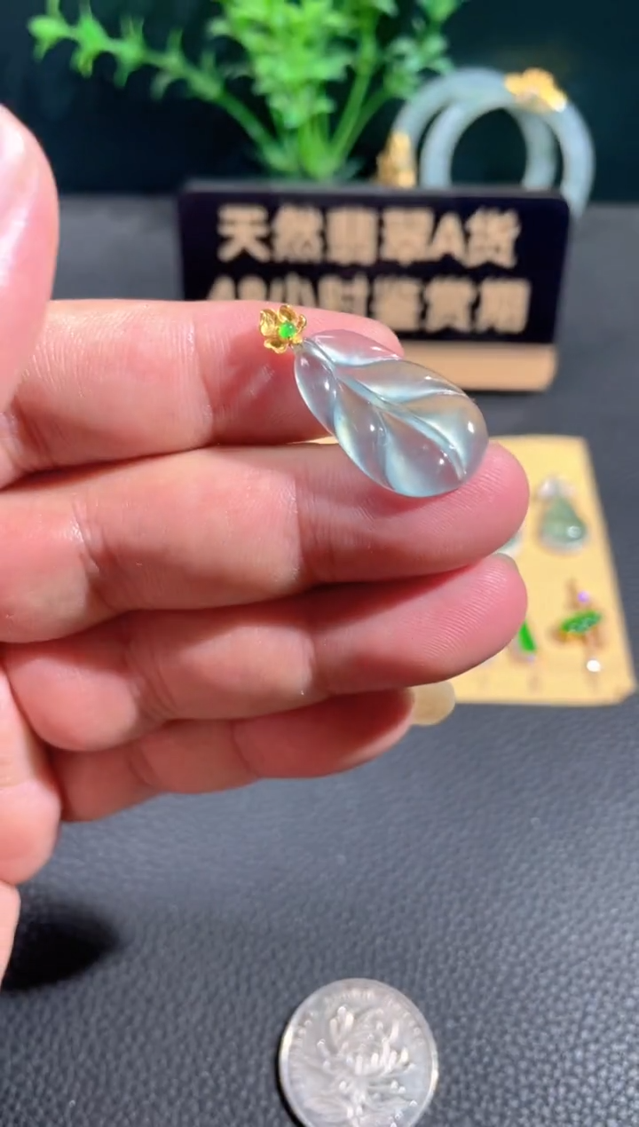 翡翠18K金镶嵌颈饰翡翠