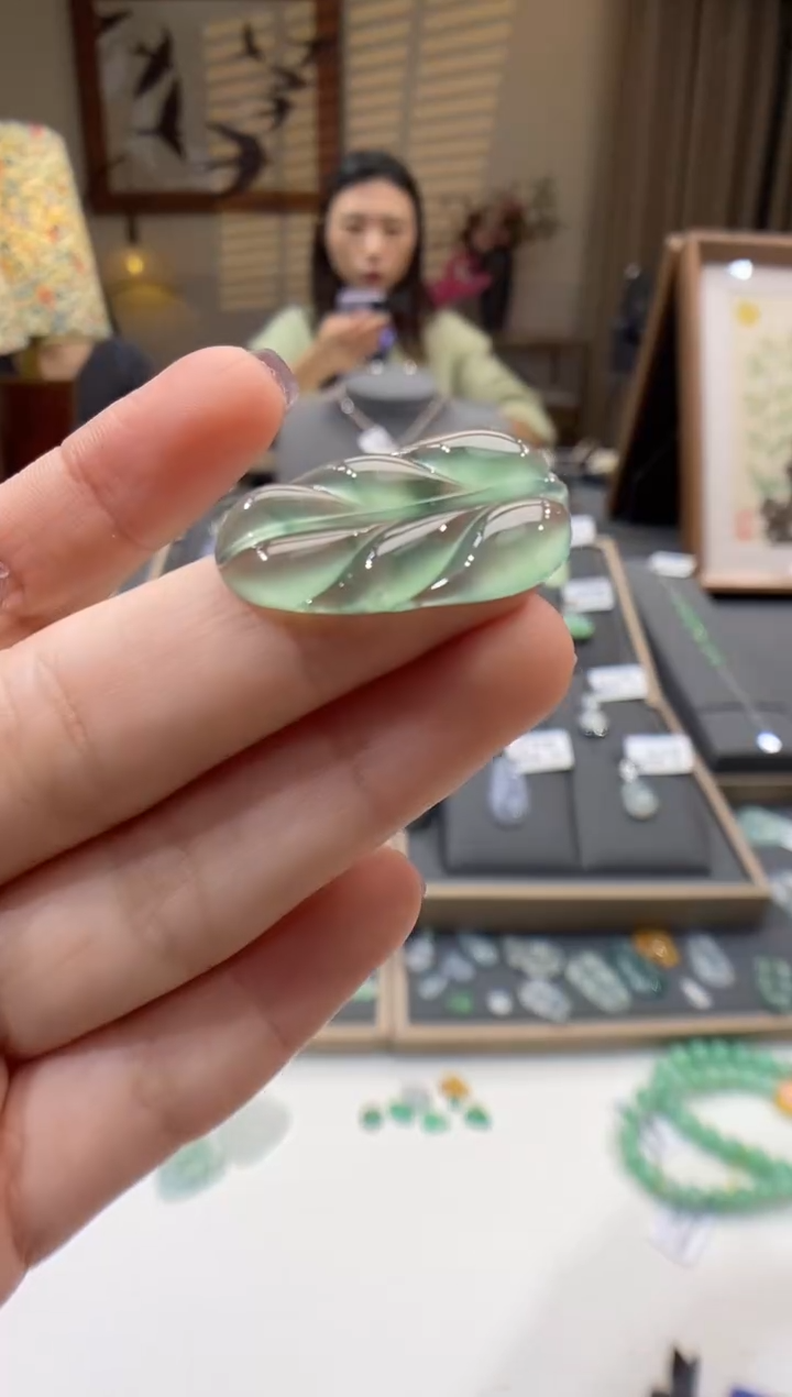 【闪购商品】翡翠颈饰未镶嵌叶子