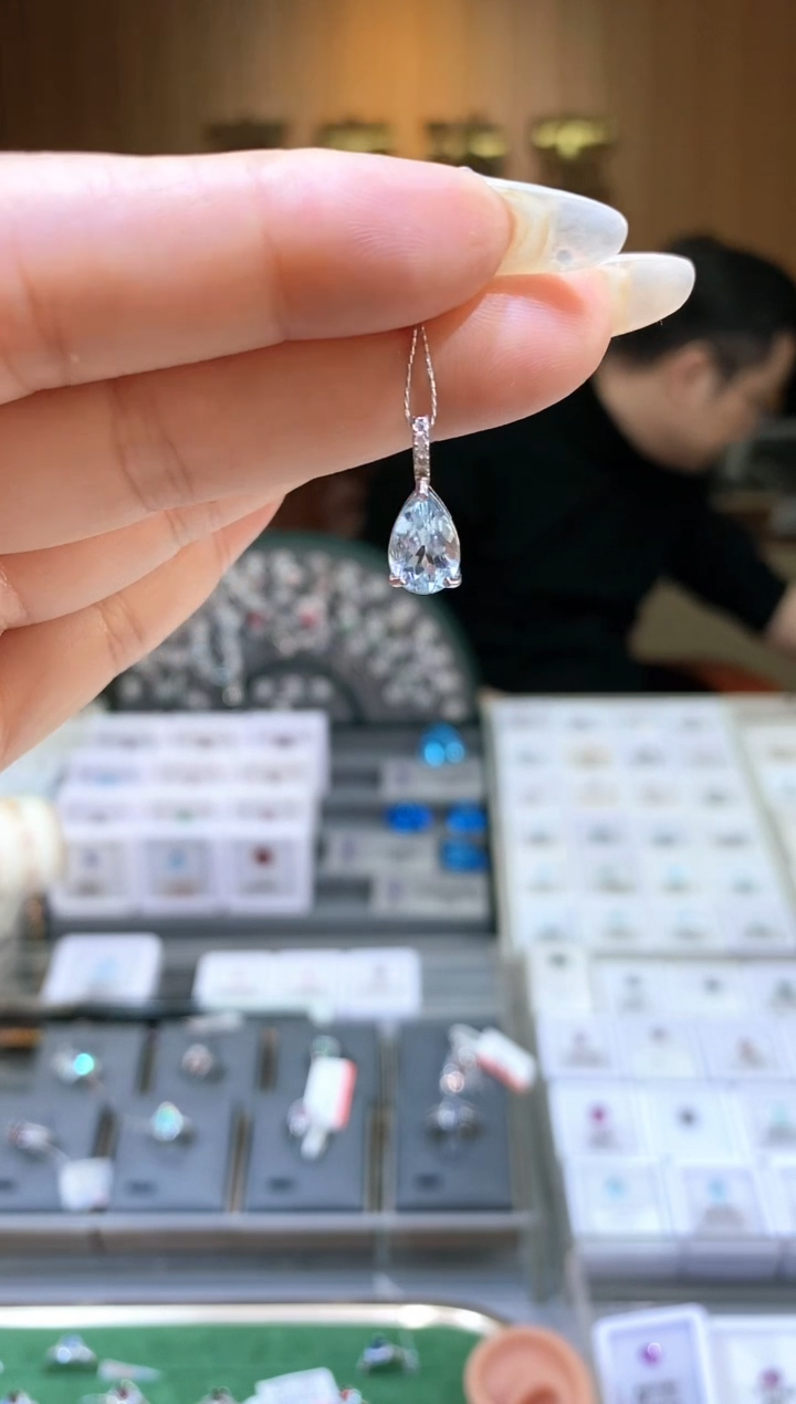 【闪购商品】海蓝宝石吊坠(赠链)银S925镶嵌天然海蓝宝吊坠